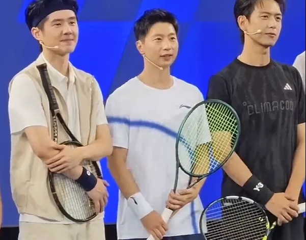 马龙跨界打网球，获澳网明星赛“一分大满贯”亚军；与刘昊然、李现三人同框切磋球技