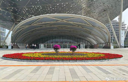 鲜花簇拥迎国庆,姹紫嫣红扮靓首都“迎宾门” 鲜花簇拥迎国庆,姹紫嫣红扮靓首都“迎宾门”