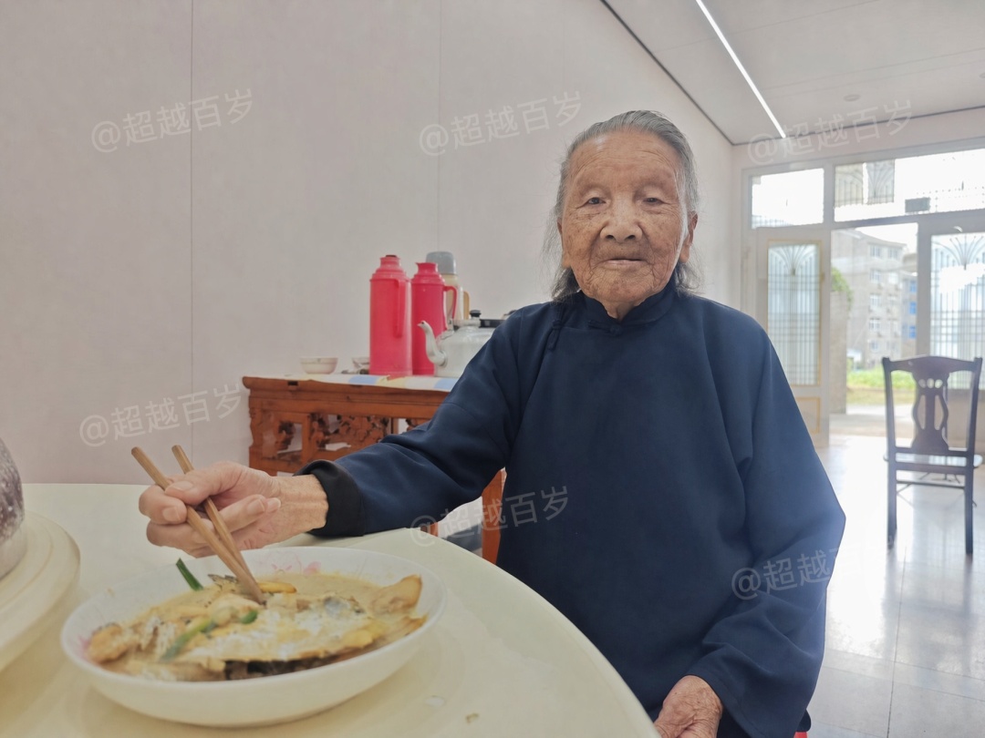 浙江103岁阿婆不喝牛奶、不吃补品，体检结果连当医生的外孙都很惊讶