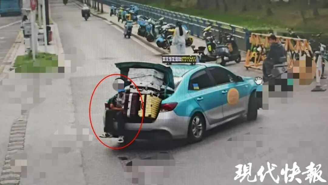 “出租车后备箱绑着一个人”,警方回应:大学生着急赶火车求助,的哥已被处罚 “出租车后备箱绑着一个人”,警方回应:大学生着急赶火车求助,的哥已被处罚