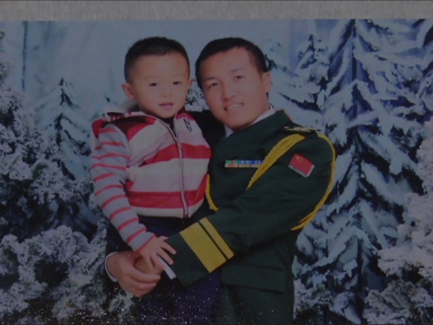 时隔十年,16岁儿子第一次来到英烈父亲墓前 时隔十年,16岁儿子第一次来到英烈父亲墓前