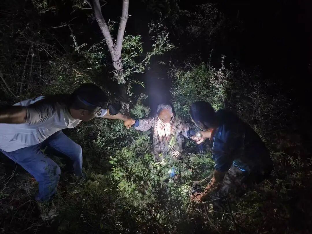 老人上山采药在走山林中走失,56分钟,成功找回! 老人上山采药在走山林中走失,56分钟,成功找回!