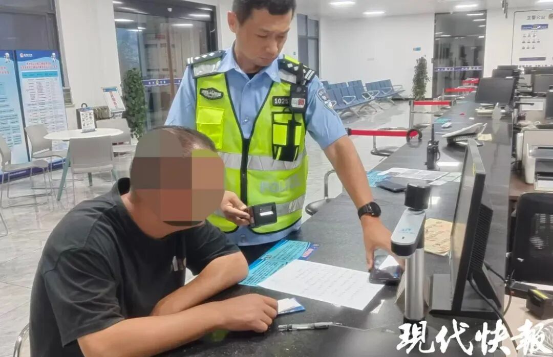 “出租车后备箱绑着一个人”,警方回应:大学生着急赶火车求助,的哥已被处罚 “出租车后备箱绑着一个人”,警方回应:大学生着急赶火车求助,的哥已被处罚