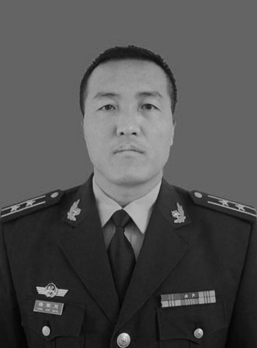 时隔十年,16岁儿子第一次来到英烈父亲墓前 时隔十年,16岁儿子第一次来到英烈父亲墓前