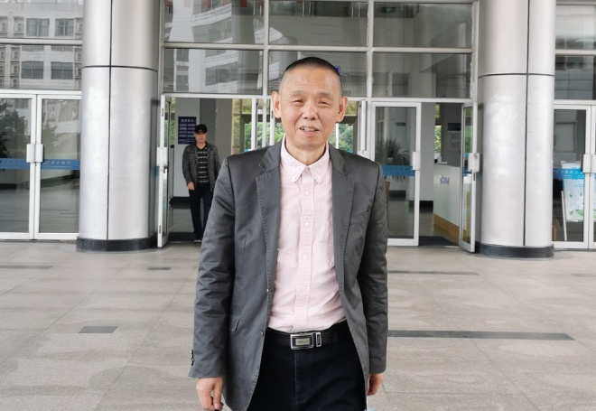 “30年不评职称”“从不念PPT”的985副教授，因病去世，享年62岁