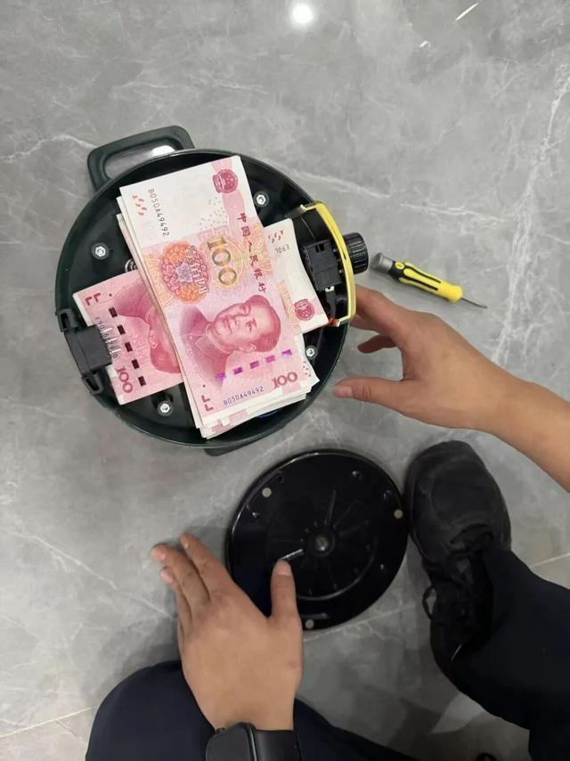 电饭锅底惊现1.5万!聊城高速口,一辆货拉拉被紧急截停… 电饭锅底惊现1.5万!聊城高速口,一辆货拉拉被紧急截停…