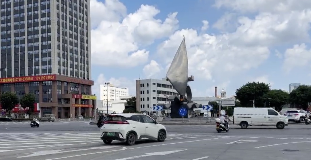 江门一环岛红绿灯只在“高峰上班”，平峰闪黄灯？街坊担心过街存隐患，当地回应