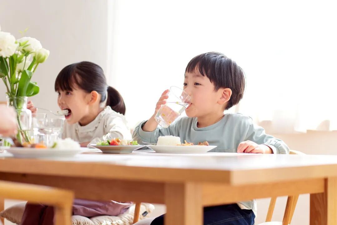 边吃饭边喝水会增加饱腹感？你可能想错了！