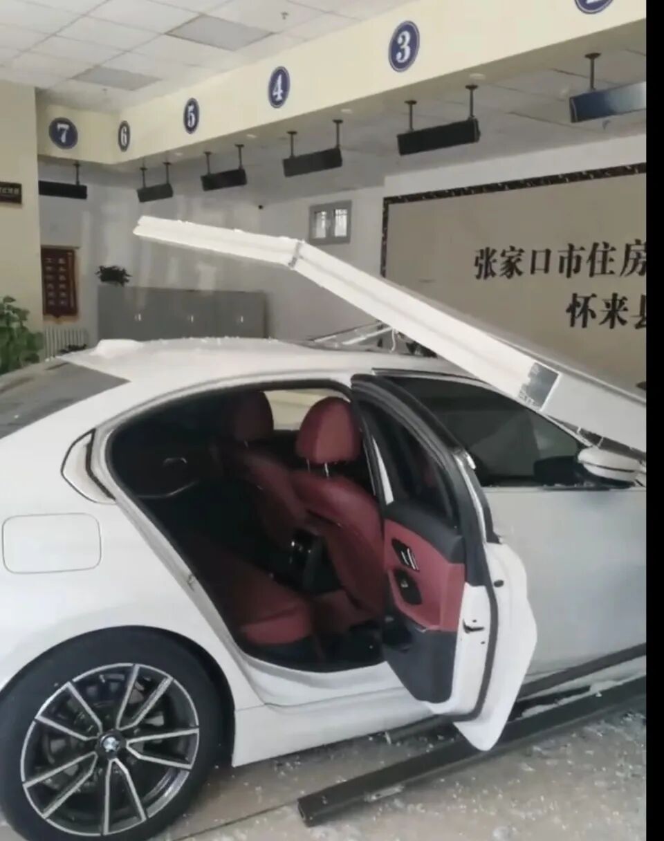 “宝马车冲进公积金中心办公楼”，当地通报