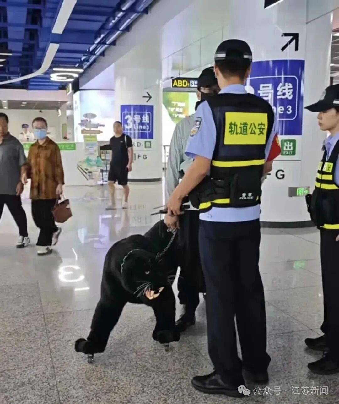 地铁站里有人牵着一只“黑豹”?走近一看,四只脚全是轮子……济南地铁回应 地铁站里有人牵着一只“黑豹”?走近一看,四只脚全是轮子……济南地铁回应