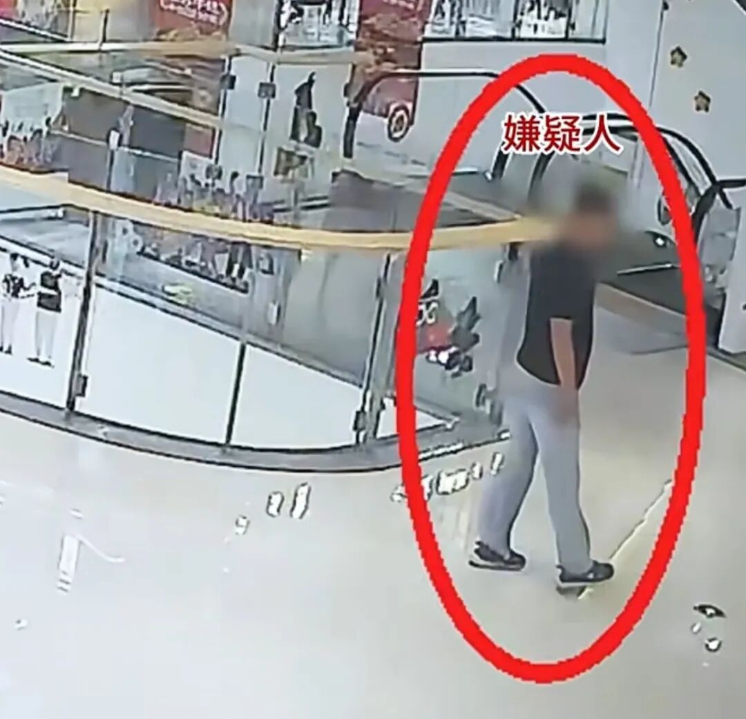 民警抱娃逛母婴店，一个眼神，妻子秒懂！