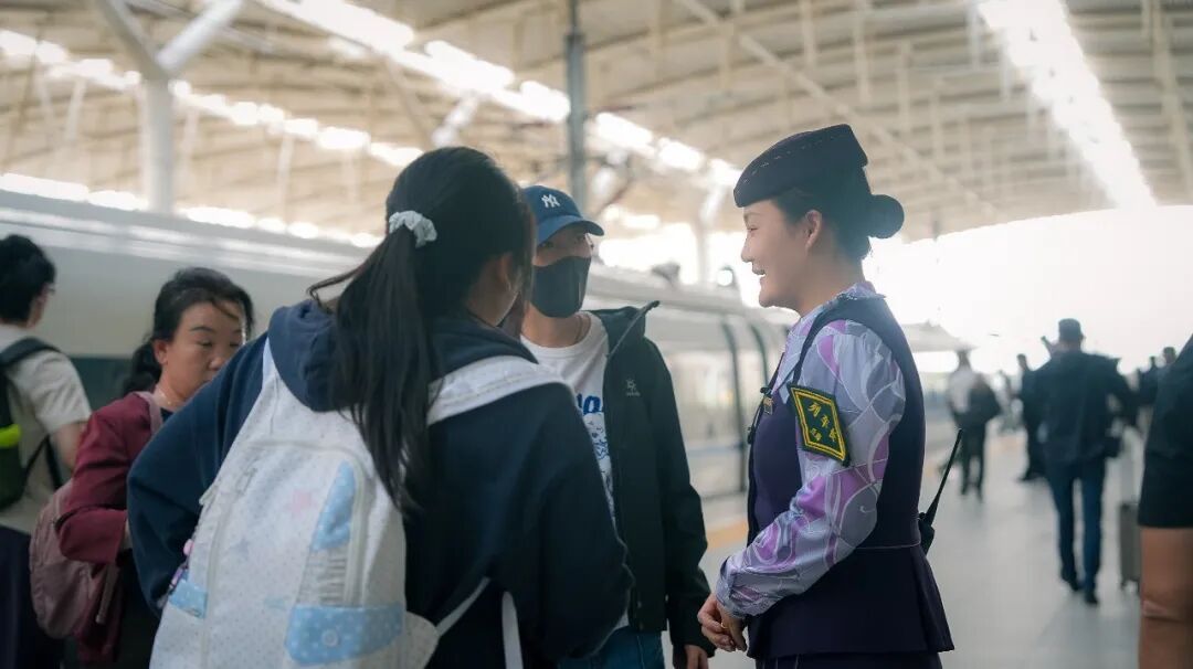 10万现金和金饰遗落火车!七旬老人独自出行丢包,铁路人全力寻回完璧归赵 10万现金和金饰遗落火车!七旬老人独自出行丢包,铁路人全力寻回完璧归赵
