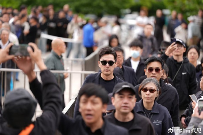 游本昌遗体告别仪式今日举行,告别厅前排起长队,胡歌连夜赶来含泪送别 游本昌遗体告别仪式今日举行,告别厅前排起长队,胡歌连夜赶来含泪送别