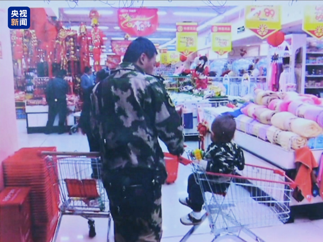父亲牺牲十年后,儿子第一次来到他的墓前…… 父亲牺牲十年后,儿子第一次来到他的墓前……