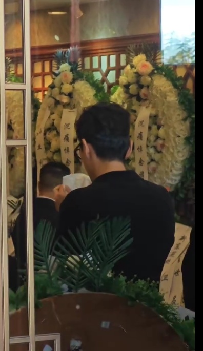 游本昌遗体告别仪式今日举行,告别厅前排起长队,胡歌连夜赶来含泪送别 游本昌遗体告别仪式今日举行,告别厅前排起长队,胡歌连夜赶来含泪送别