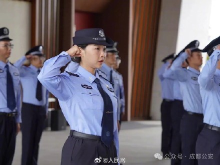 父亲牺牲1年后女儿继承警号