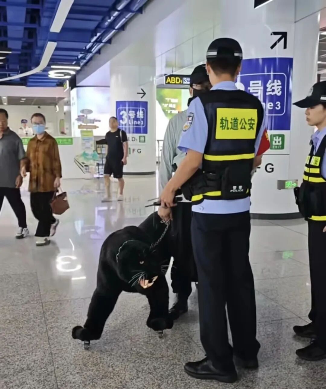 地铁站里有人“牵黑豹”?走近一看,四只脚全是轮子……这居然是行李箱!济南地铁提示 地铁站里有人“牵黑豹”?走近一看,四只脚全是轮子……这居然是行李箱!济南地铁提示