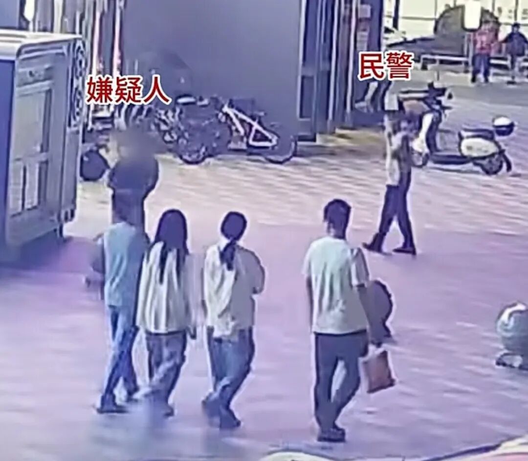 民警抱娃逛母婴店，一个眼神，妻子秒懂！