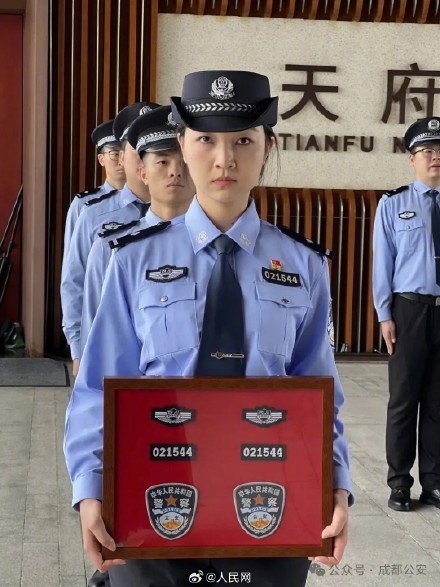 父亲牺牲1年后女儿继承警号