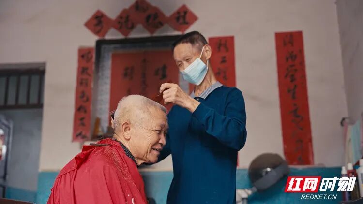 湖南75岁老人开“二元理发店”:20余年不涨价,剪过五代人 湖南75岁老人开“二元理发店”:20余年不涨价,剪过五代人