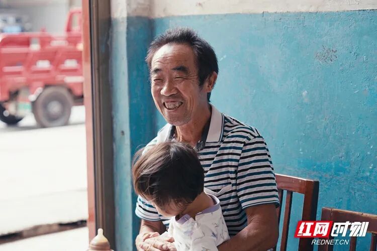 湖南75岁老人开“二元理发店”:20余年不涨价,剪过五代人 湖南75岁老人开“二元理发店”:20余年不涨价,剪过五代人
