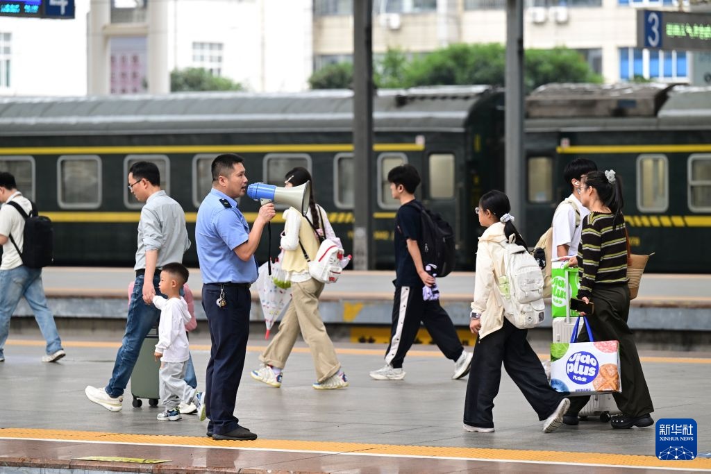 国庆假期将至 铁路迎来客流高峰