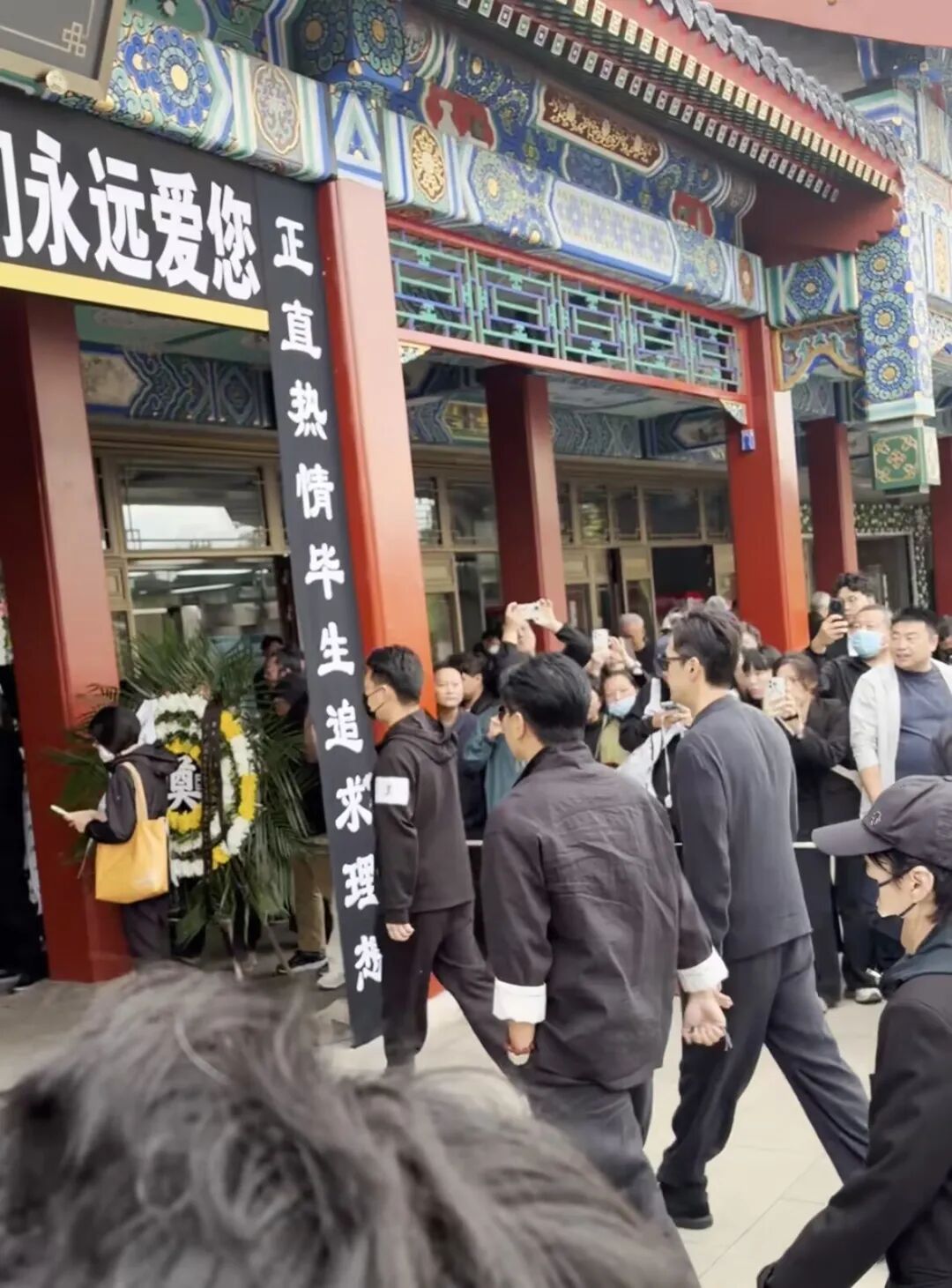 游本昌遗体告别仪式今日举行,告别厅前排起长队,胡歌连夜赶来含泪送别 游本昌遗体告别仪式今日举行,告别厅前排起长队,胡歌连夜赶来含泪送别