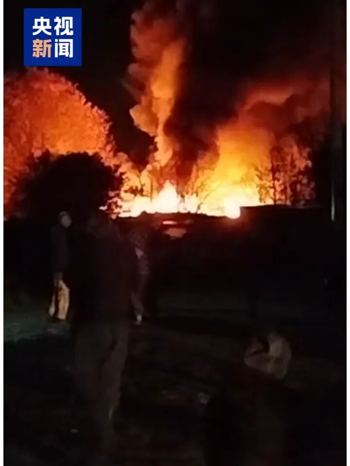 现场画面:俄罗斯一军用飞机坠毁,机上9人已有6人死亡 现场画面:俄罗斯一军用飞机坠毁,机上9人已有6人死亡