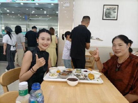 国庆期间多地政府食堂、停车场开放，景德镇还提供摆渡车往返景区