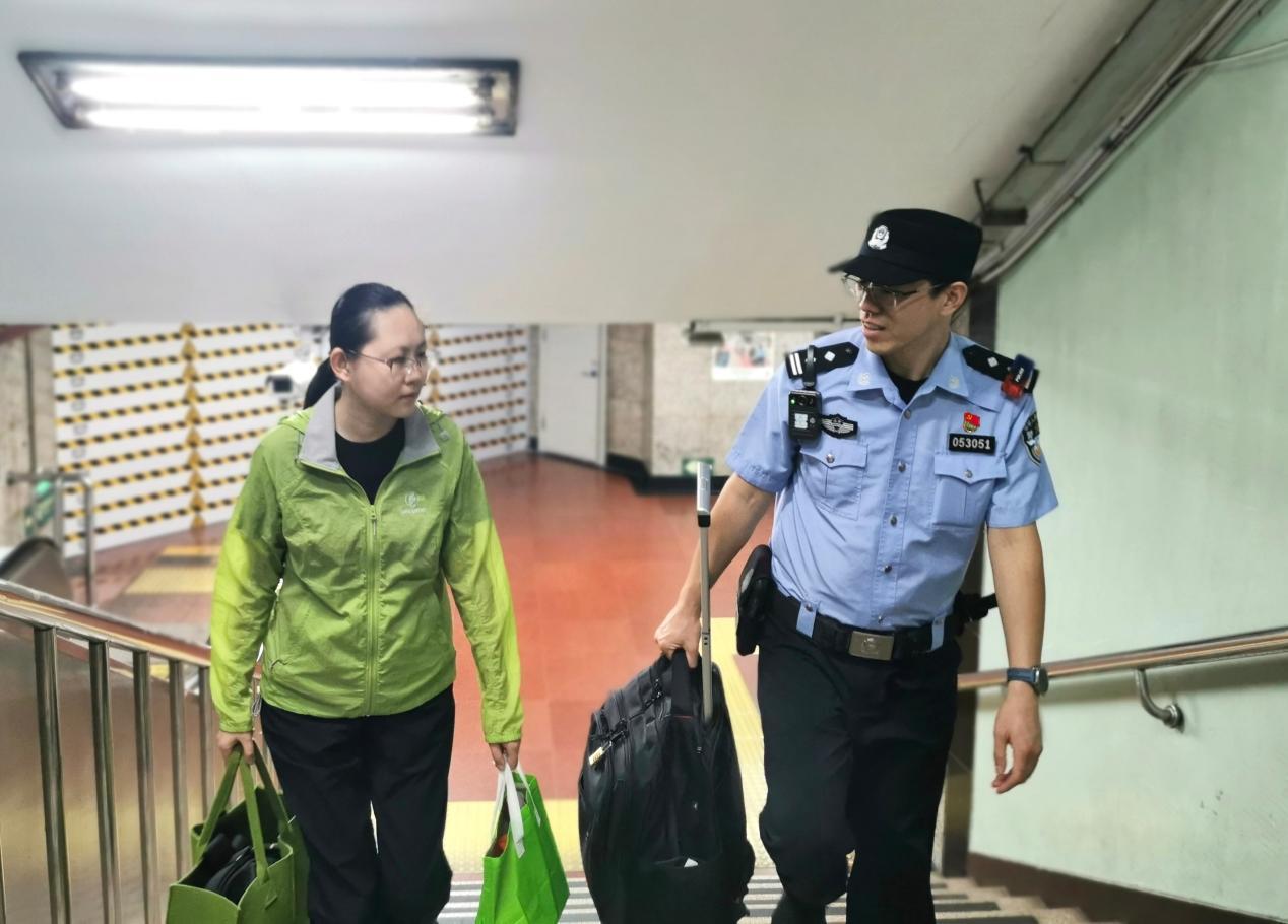 北京公交警方全力守护群众平安出行路 北京公交警方全力守护群众平安出行路