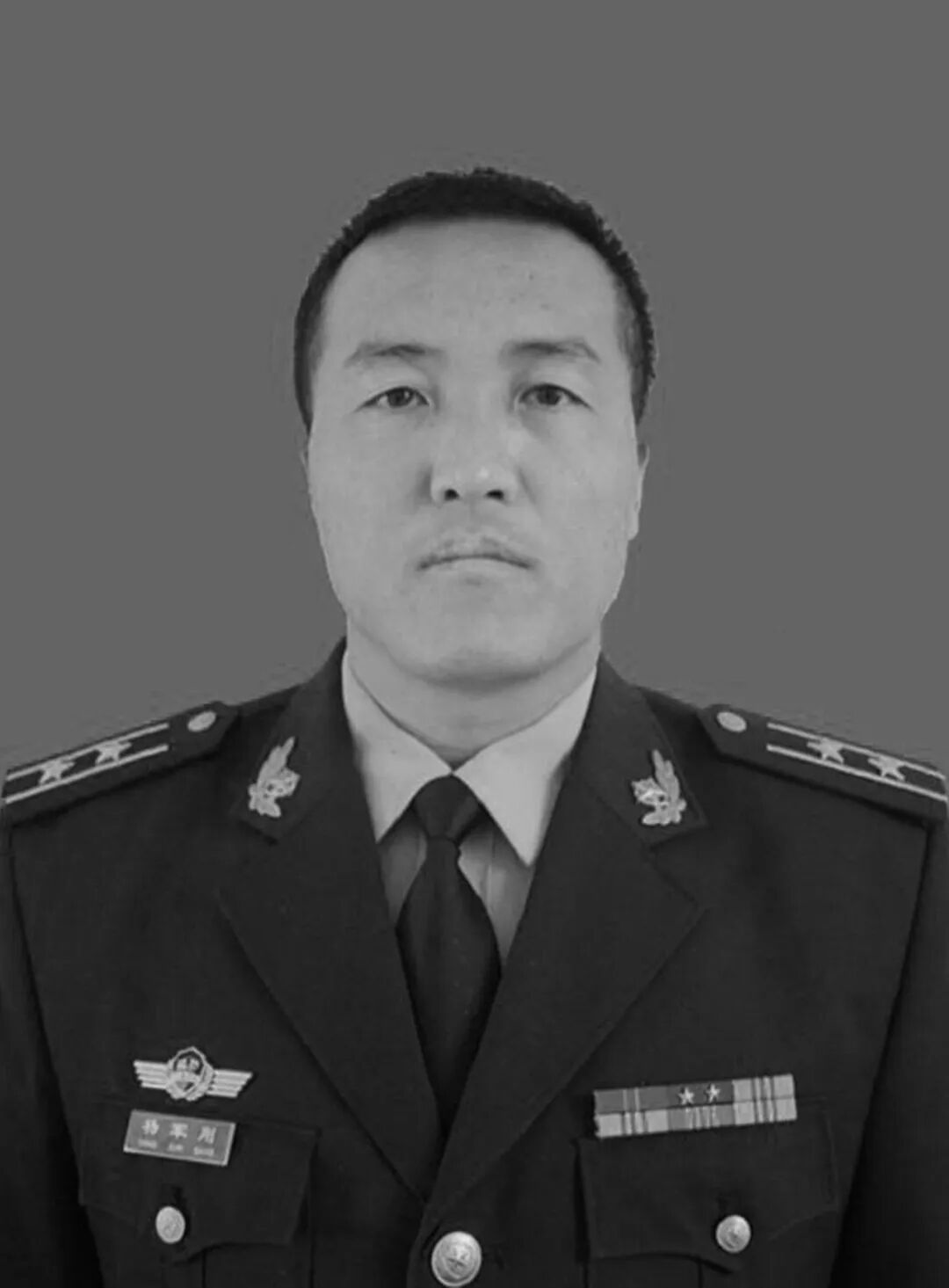 父亲牺牲十年后,儿子第一次来到他的墓前…… 父亲牺牲十年后,儿子第一次来到他的墓前……