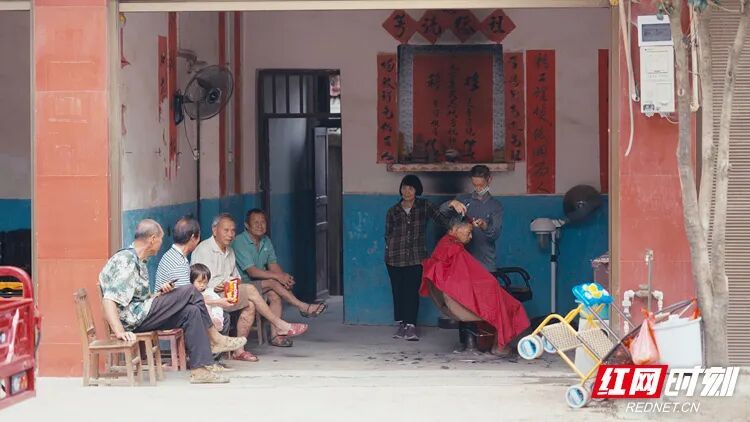 湖南75岁老人开“二元理发店”:20余年不涨价,剪过五代人 湖南75岁老人开“二元理发店”:20余年不涨价,剪过五代人