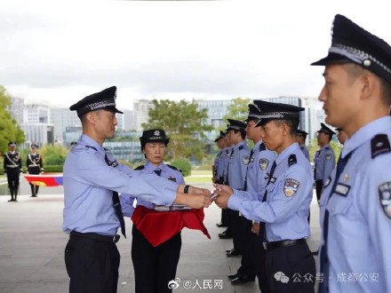 父亲牺牲1年后女儿继承警号