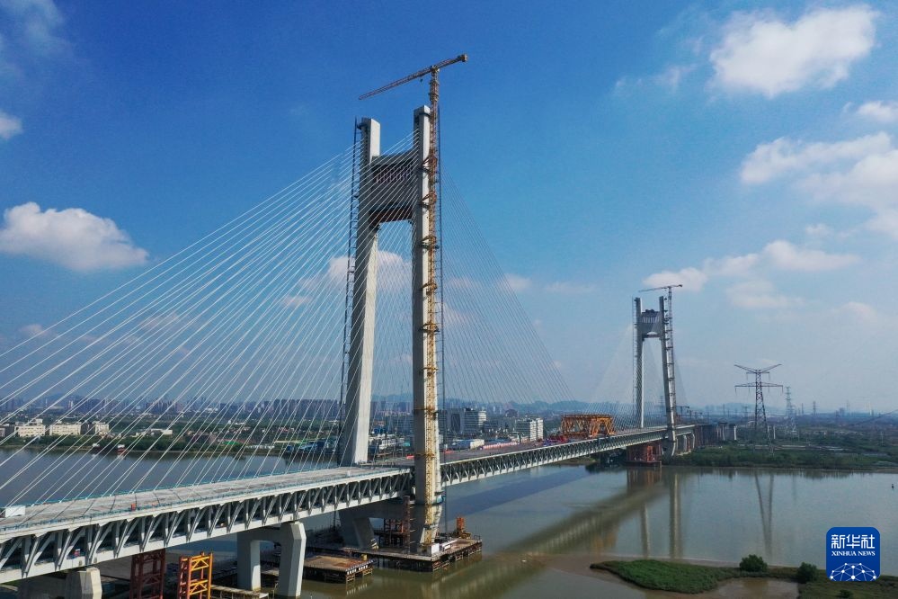 粵港澳大湾区最大跨度公铁两用大桥顺利合龙