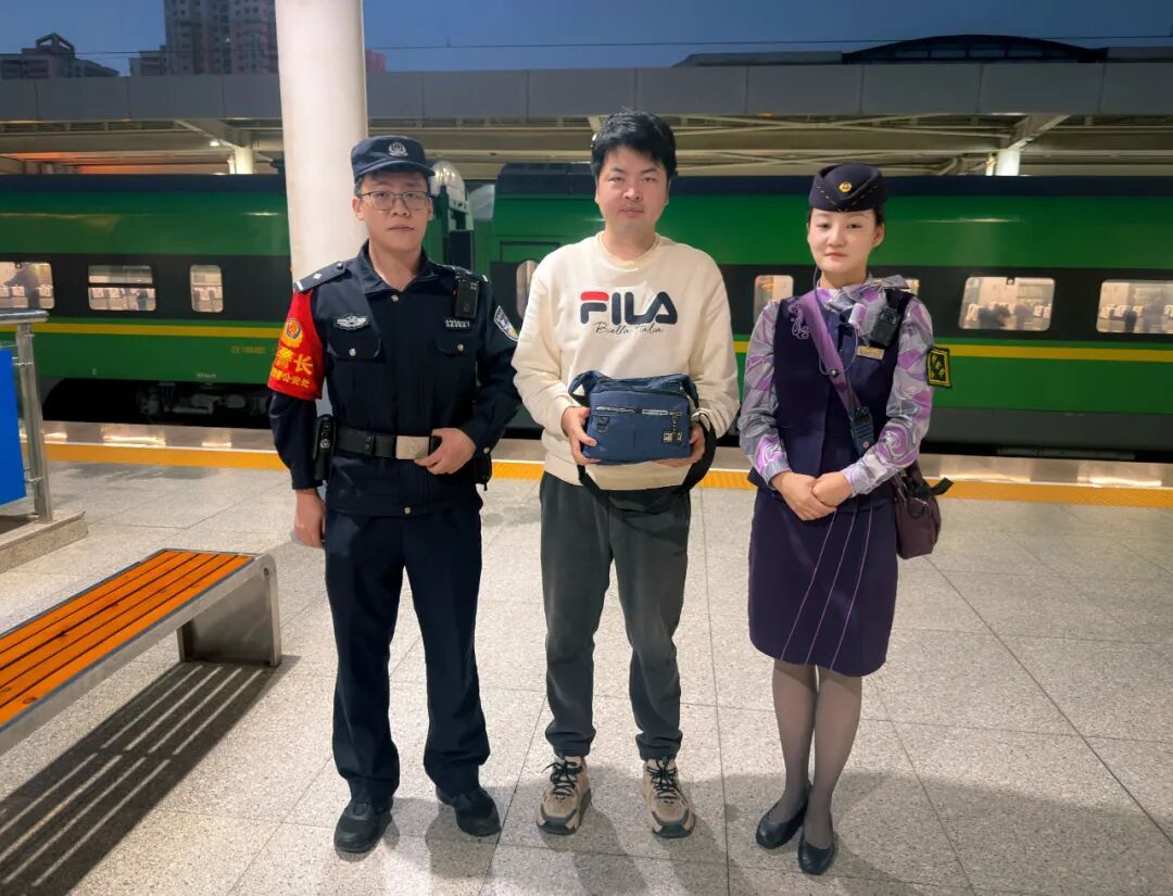 10万现金和金饰遗落火车!七旬老人独自出行丢包,铁路人全力寻回完璧归赵 10万现金和金饰遗落火车!七旬老人独自出行丢包,铁路人全力寻回完璧归赵