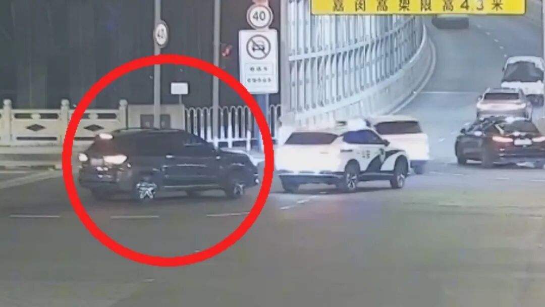 事发上海晚高峰！高速上一孕妇突发状况，准爸爸紧急求助，民警开启“极速护送”