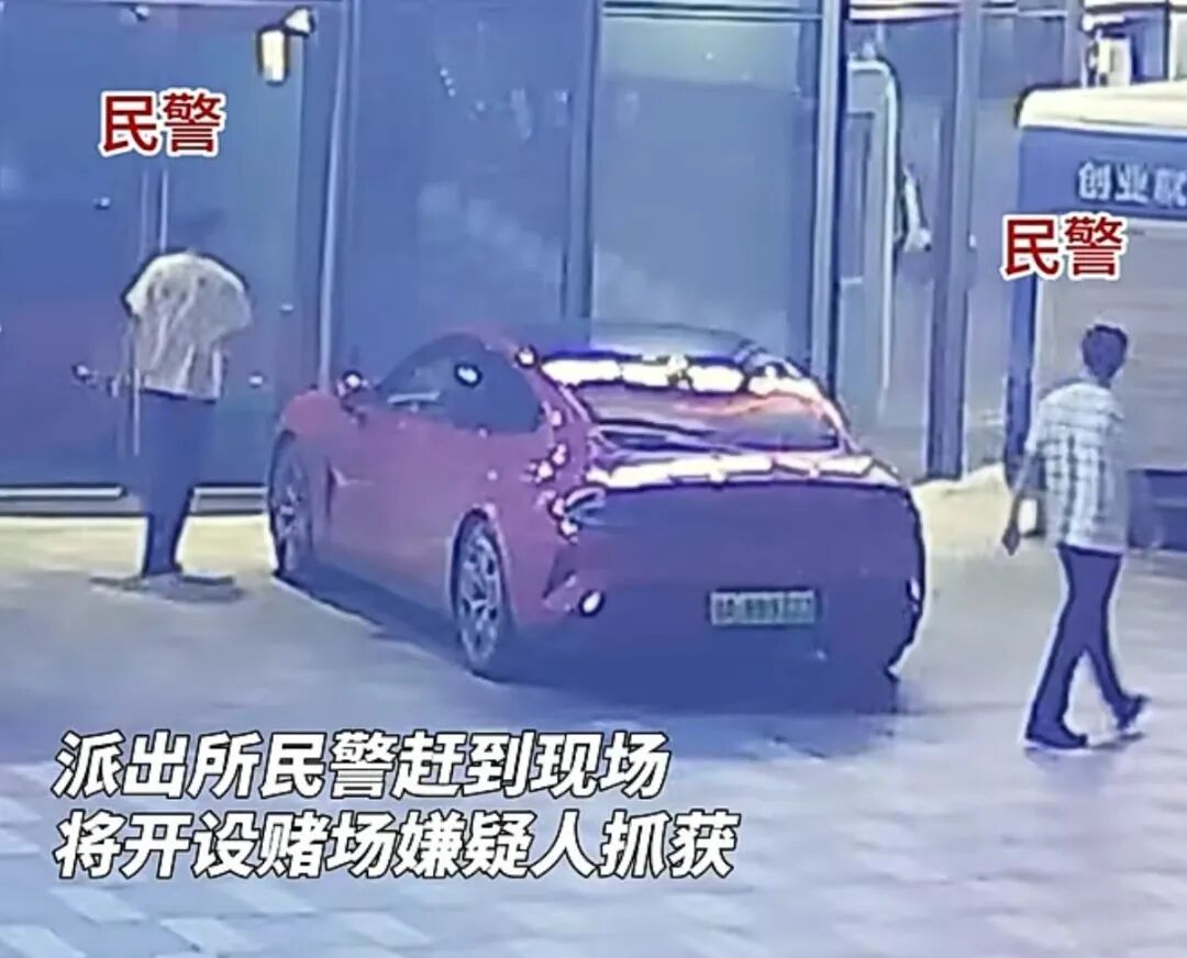 民警抱娃逛母婴店，一个眼神，妻子秒懂！