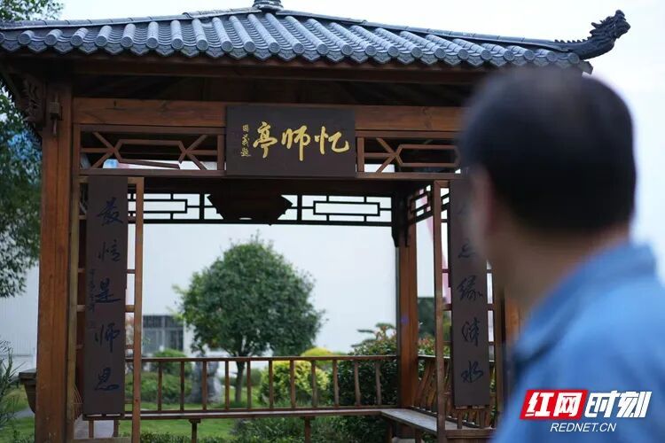 湖南75岁老人开“二元理发店”:20余年不涨价,剪过五代人 湖南75岁老人开“二元理发店”:20余年不涨价,剪过五代人