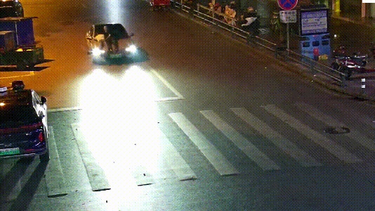 邵阳俩小伙趴卧在小车引擎盖,随车前行!交警及时将车安全拦停! 邵阳俩小伙趴卧在小车引擎盖,随车前行!交警及时将车安全拦停!