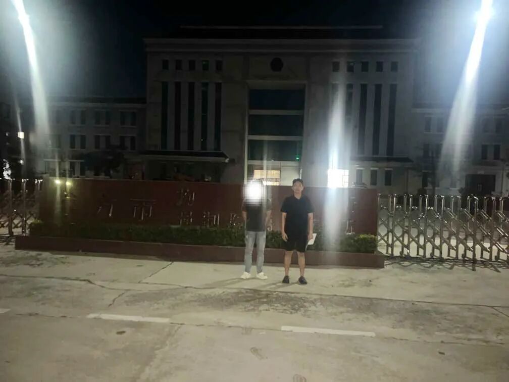 海南一男子多次敲门呼喊，见前妻不开门，竟打电话给110：“她吸毒！”，结果......