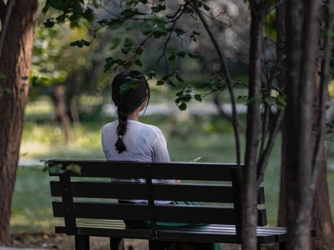 为什么一到秋天“出门欲”就来了？研究：多接触自然，血压、睡眠都变好