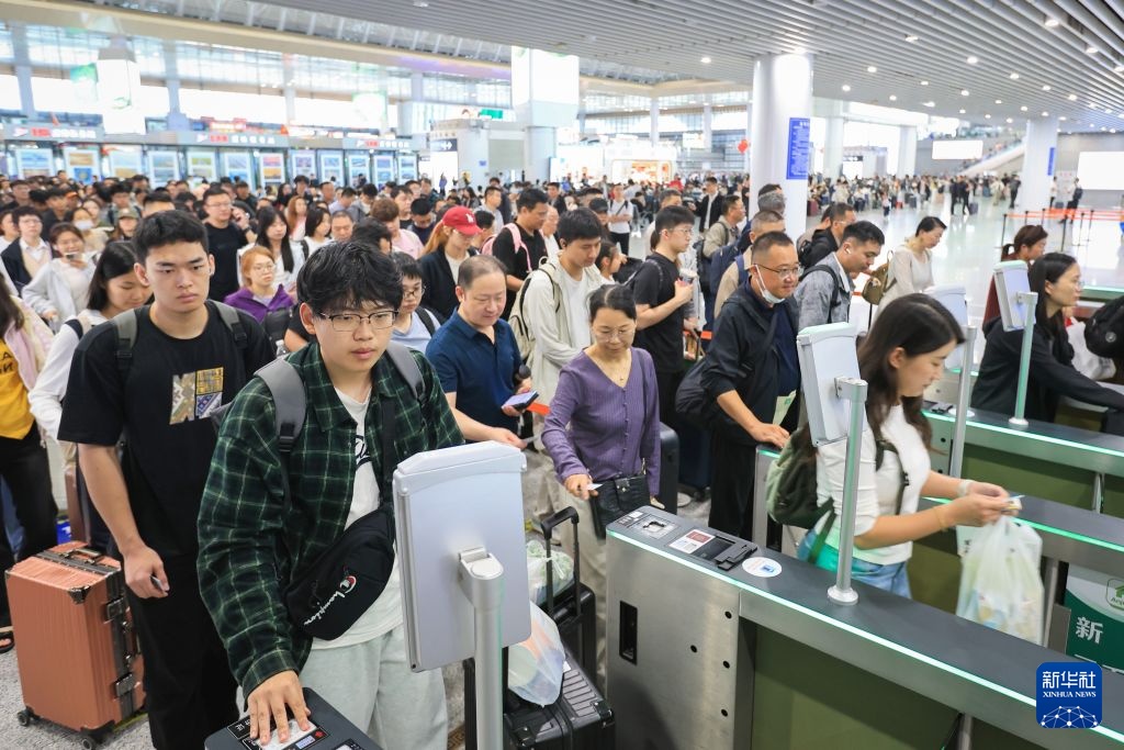 国庆假期将至 铁路迎来客流高峰