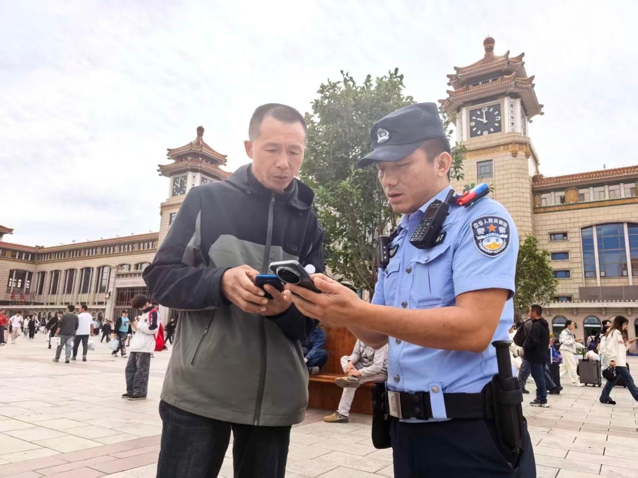 北京公交警方全力守护群众平安出行路 北京公交警方全力守护群众平安出行路