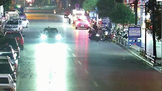 邵阳俩小伙趴卧在小车引擎盖,随车前行!交警及时将车安全拦停! 邵阳俩小伙趴卧在小车引擎盖,随车前行!交警及时将车安全拦停!