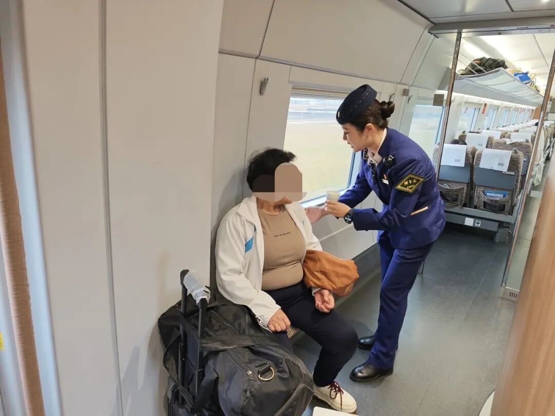 老年旅客独自乘车途中突发不适，多亏遇见了……