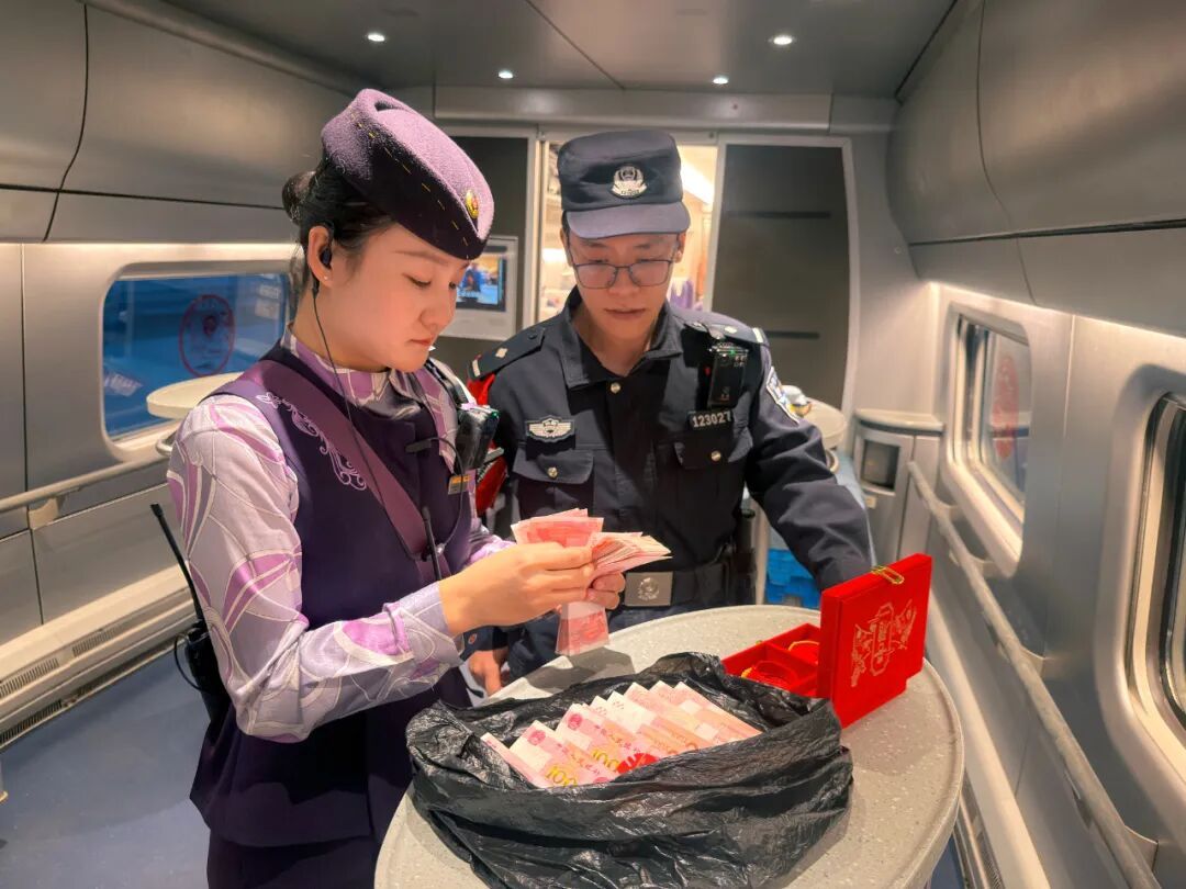 10万现金和金饰遗落火车!七旬老人独自出行丢包,铁路人全力寻回完璧归赵 10万现金和金饰遗落火车!七旬老人独自出行丢包,铁路人全力寻回完璧归赵