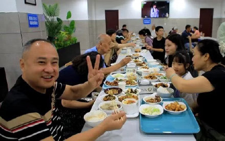 国庆期间多地政府食堂、停车场开放，景德镇还提供摆渡车往返景区
