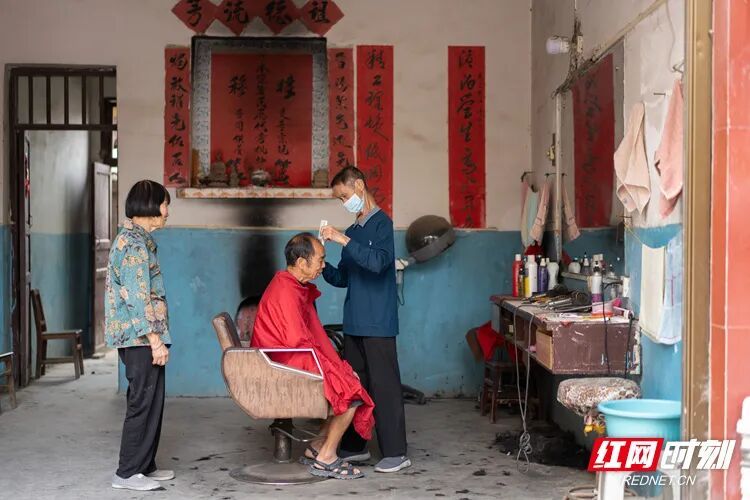 湖南75岁老人开“二元理发店”:20余年不涨价,剪过五代人 湖南75岁老人开“二元理发店”:20余年不涨价,剪过五代人