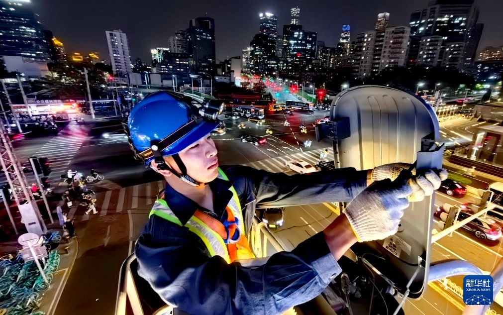 北京：检修城市照明 保障供电线路安全稳定运行
