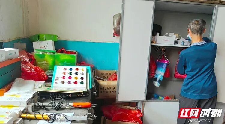 湖南75岁老人开“二元理发店”:20余年不涨价,剪过五代人 湖南75岁老人开“二元理发店”:20余年不涨价,剪过五代人